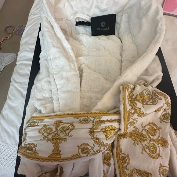 Versace White and Gold Robe - L - Picture 2 of 7